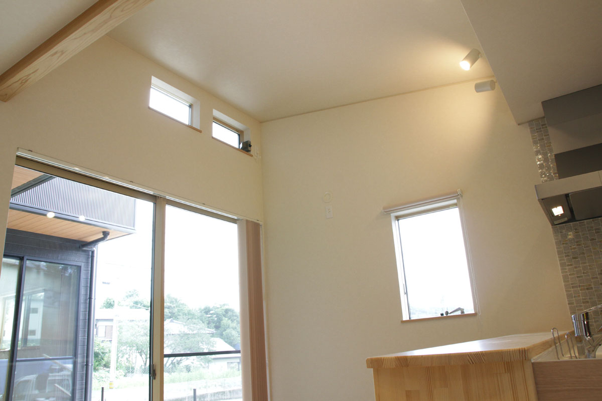 ダイニング北側にも掃出し窓と天井へと昇る熱気を排出する開閉式の天窓
